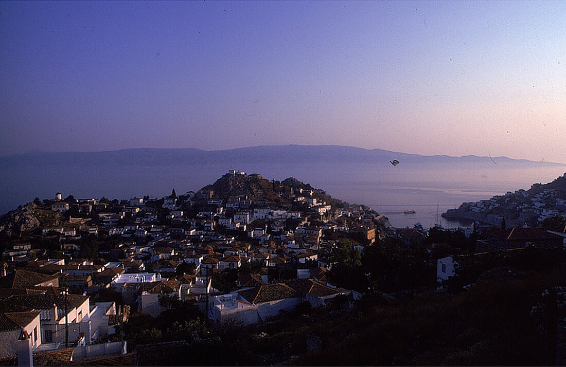 Blick aus den Bergen über Dörfer auf das Meer, Dämmerlicht