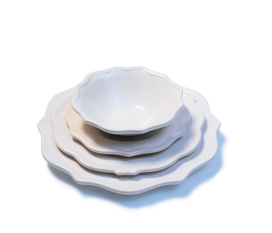 Altmodisches, weißes Keramikgeschirr mit gewelltem Rand (Teller + Schale)