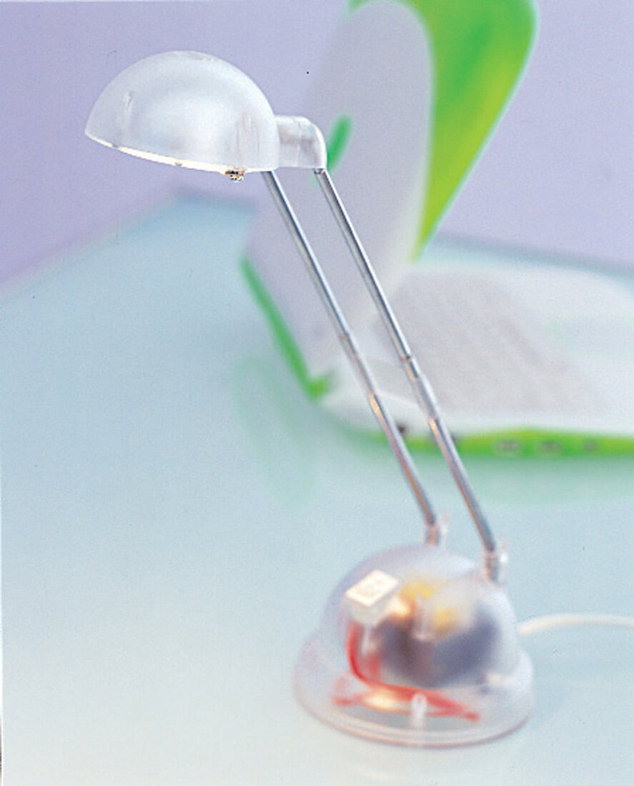 Kleine Schreibtischlampe aus transparentem Kunststoff + Alu