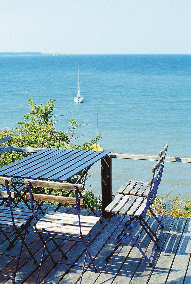 Blick von der Dachterrasse auf die Ostsee,Gartenstühle aus Holz