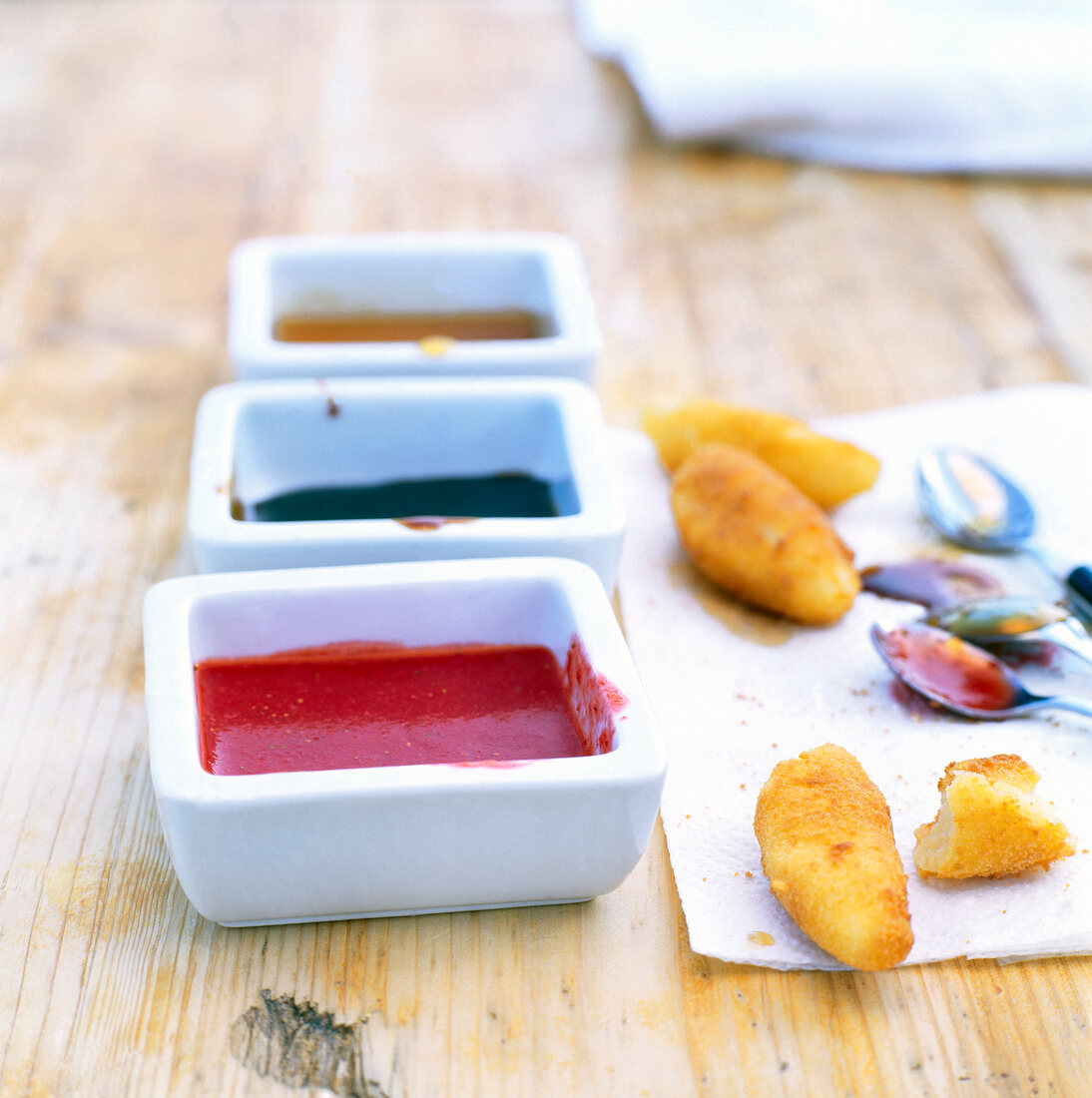 Wine pasta with three dips of maple syrup, fruit puree and sugar syrup