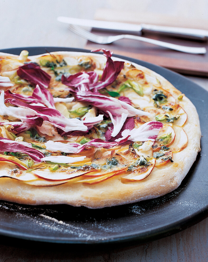 Pizza mit Apfelscheiben, Gorgonzola und Radicchio