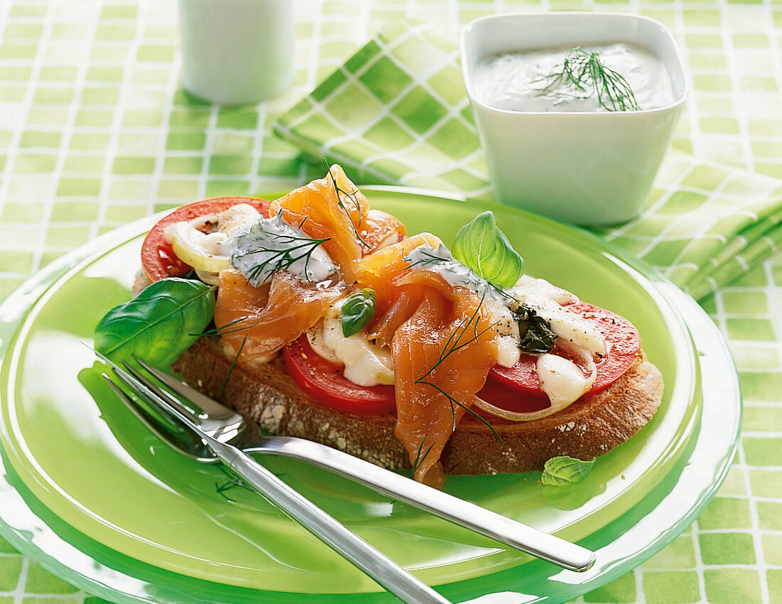 (KH),Brot mit Tomate, Räucherlachs, Morzarella