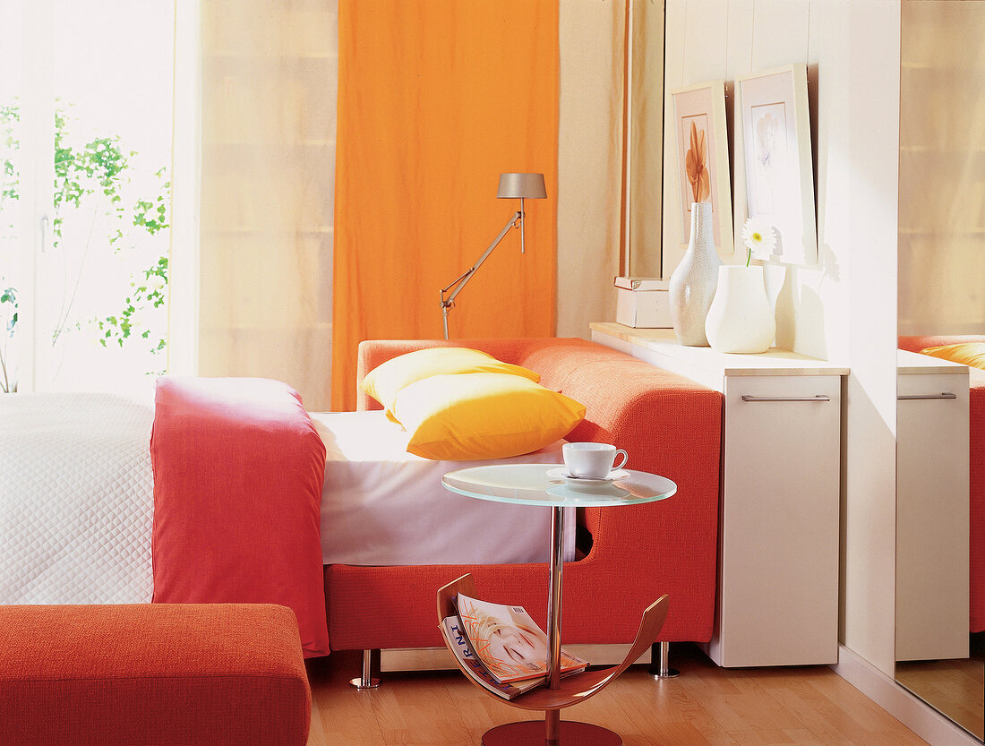 Schlafsofa-Bett mit viel Stauraum, Zimmer in Orangetönen