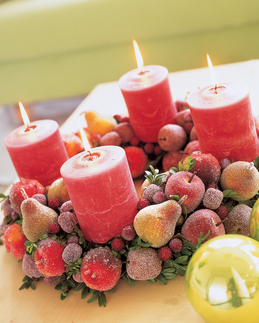 Adventskranz aus gezuckerten Früchten, rotmarmorierte Kerzen