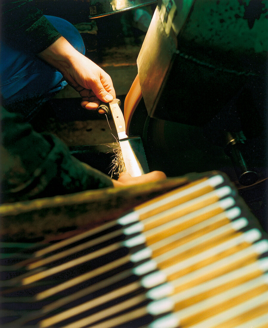 Messerproduktion in Solingen, vom Ro hling zum fertigen Messer