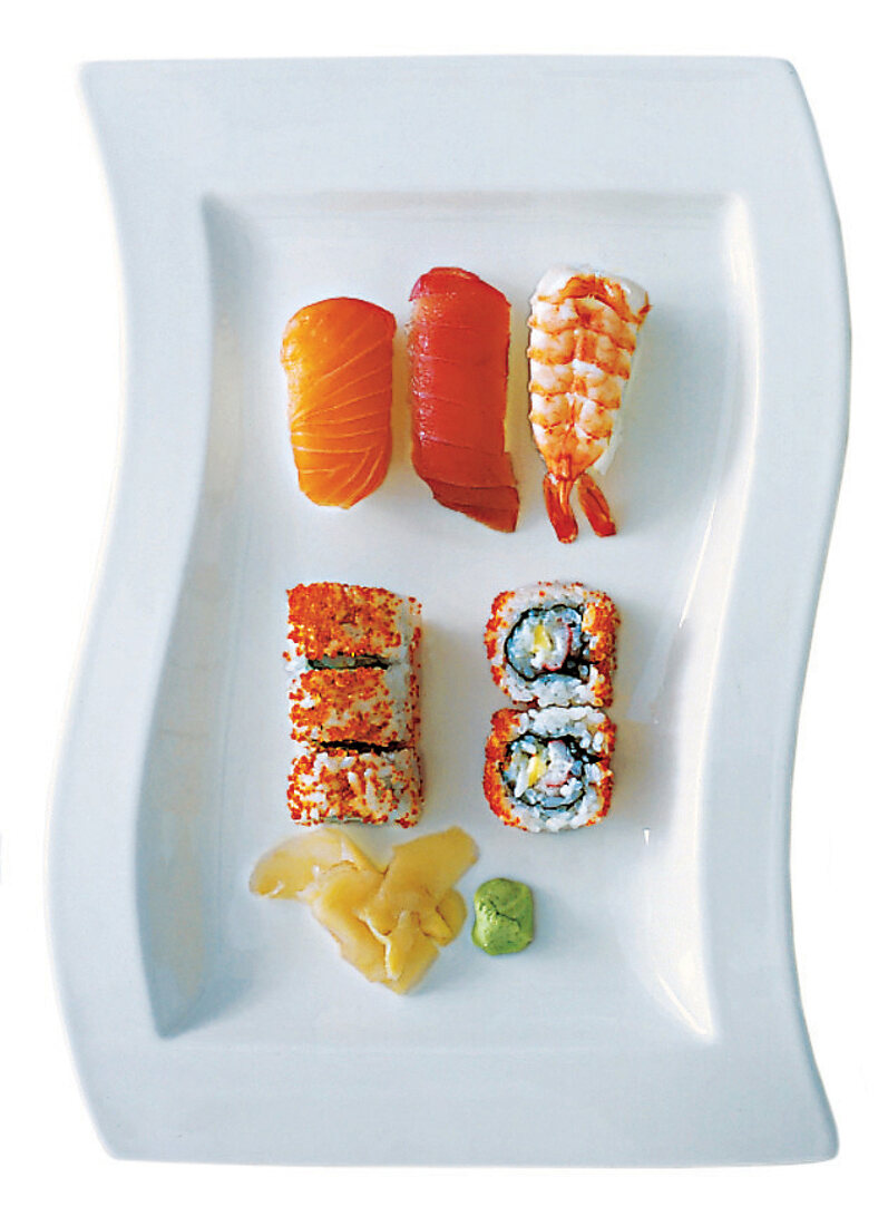 Sushi auf weißer Porzellanplatte mit Wellenform