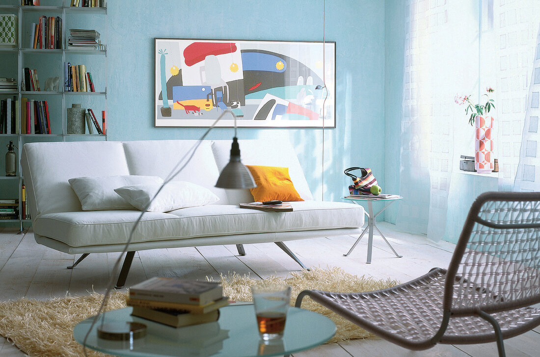 Funktionales Bettsofa, Raum in weiß+ blautönen, modernes Bild