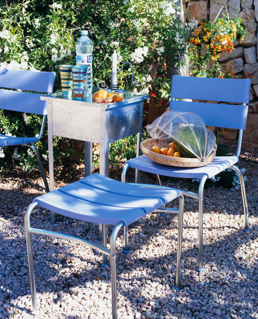 Gartenstuhl mit Hocker in hellblau u. Tisch aus verzinktem Eisen