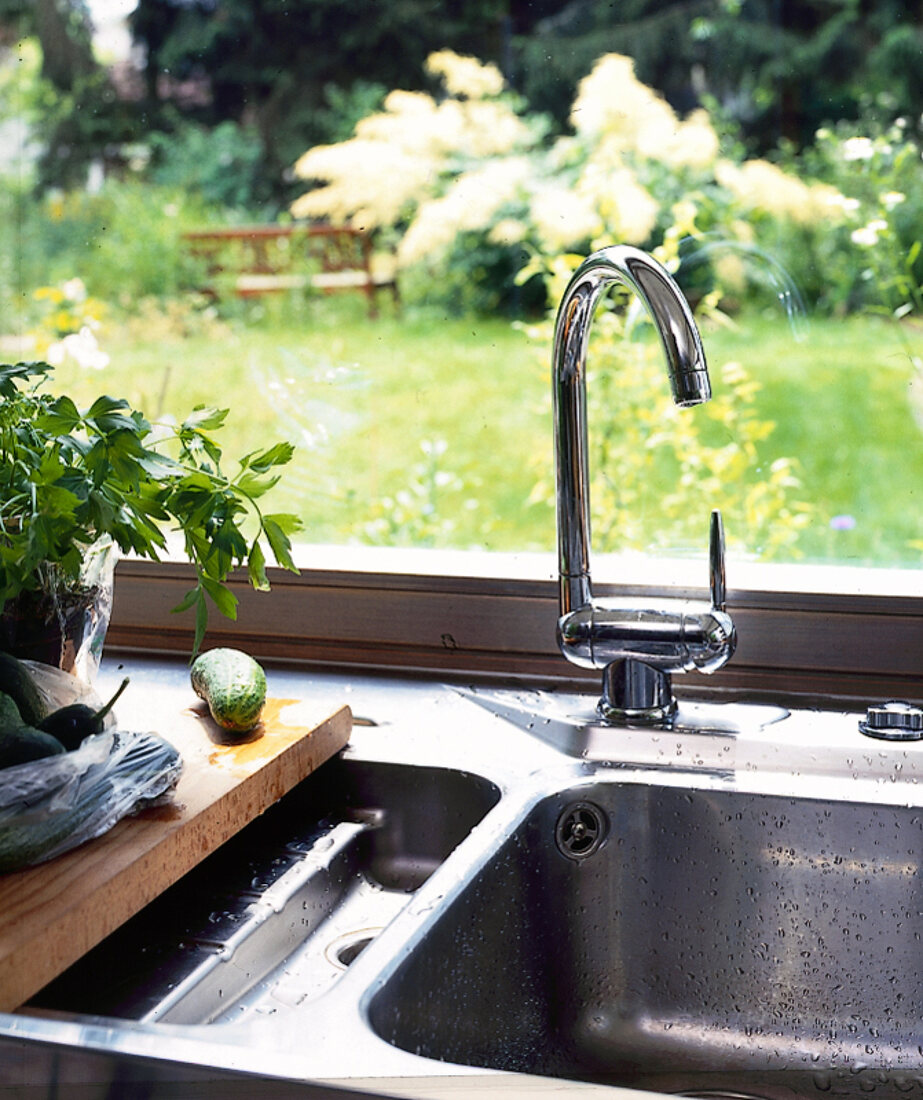 Edelstahlspüle mit Einhandmischer, Fensterblick in den Garten