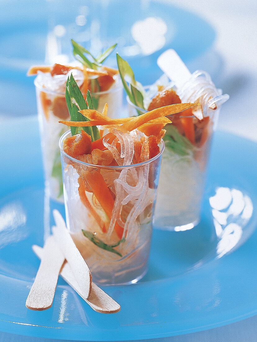 Asiatischer Hähnchensalat mit Möhren , Glasnudeln in einem Glas