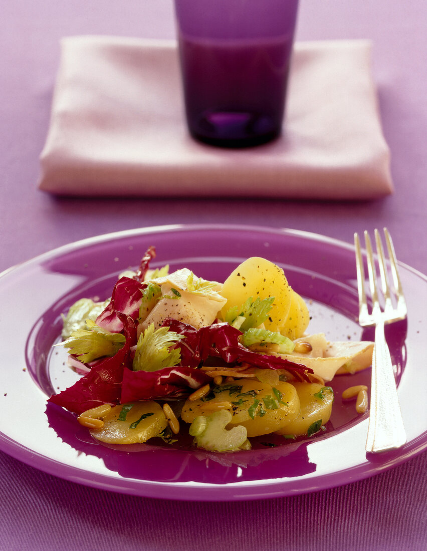 Kartoffelsalat mit Staudensellerie, Radicchio, Pinienkernen