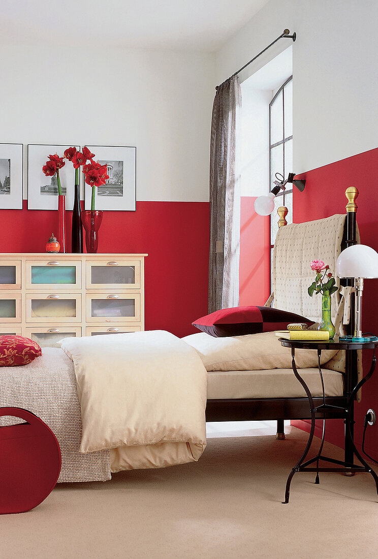 Teils rotgestrichenes Zimmer mit Eisenbett + Leinenbettwäsche
