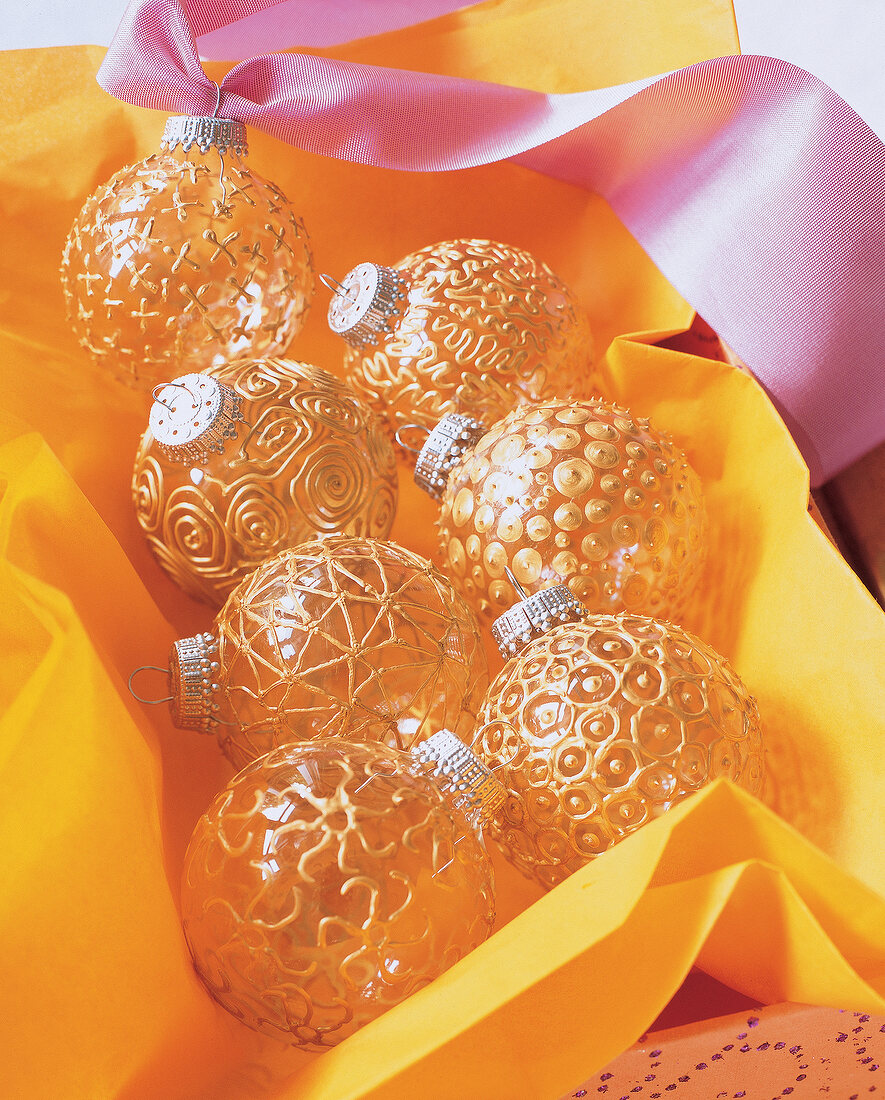 Weihnachtskugeln, Baumschmuck, Glaskugeln mit Goldornamenten verziert