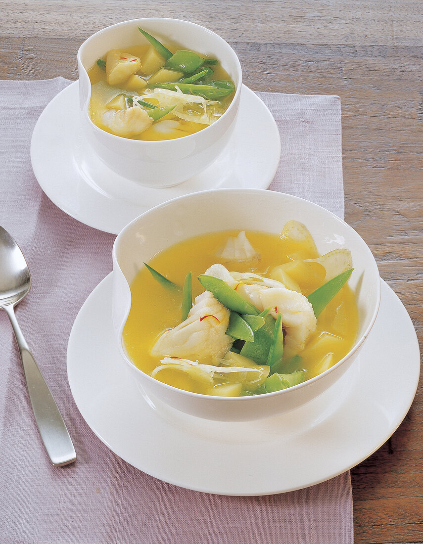 Fischsuppe mit Fenchel, Zuckerschoten und Kartoffeln