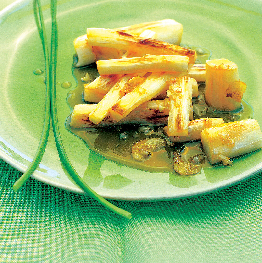 Spargelstücke gebraten mit Sojasoße, Ingwer, gehacktem Knoblauch