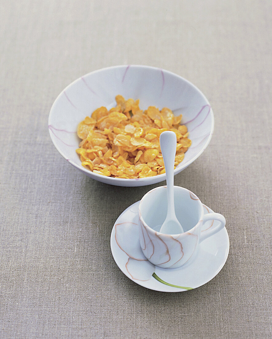 Porzellan mit zartem Blütendessin: Kaffeetasse + Schale mit Cornflakes