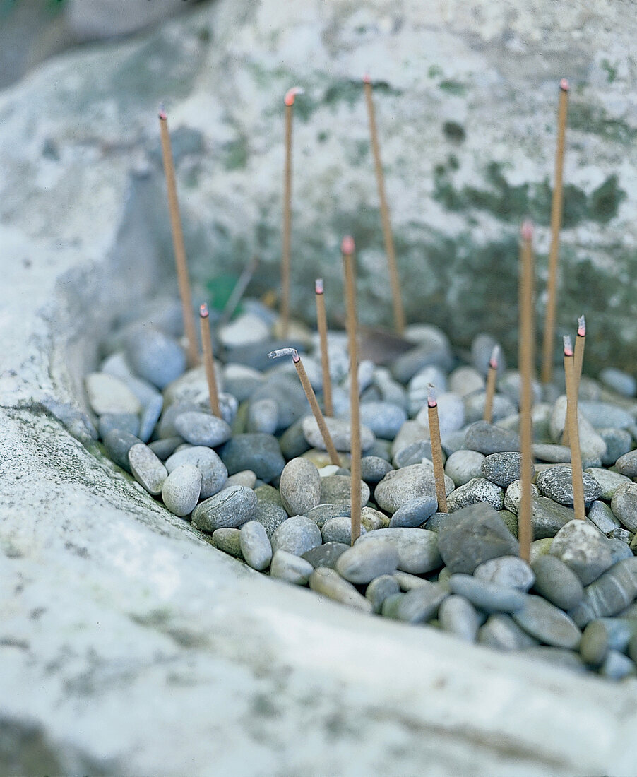 Räucherstäbchen in einer Schale mit Kieselsteinen, "l´Occitane" Lavendel