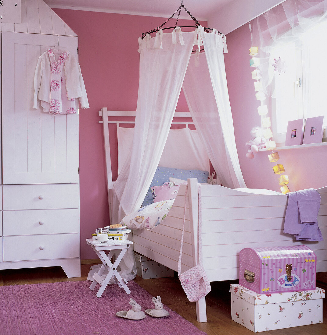 Mädchenzimmer in pink; weiße Möbel, Bett m.Baldachin, rosa Wand+Teppich
