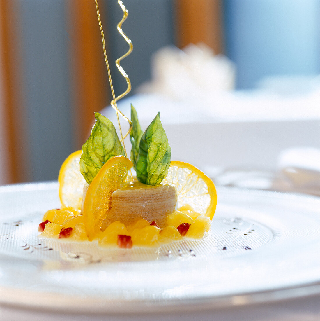 Baumkuchen-Charlotte mit kandierten Orangenscheiben + Basilikum-Mousse