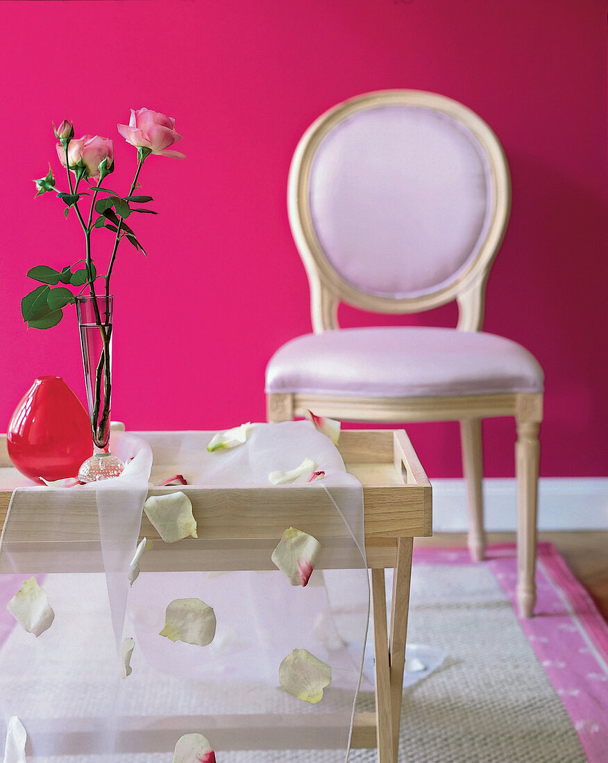 Taftwandbehang +2 Vasen auf Tabletttisch, Stuhl vor pinkfarbener Wand