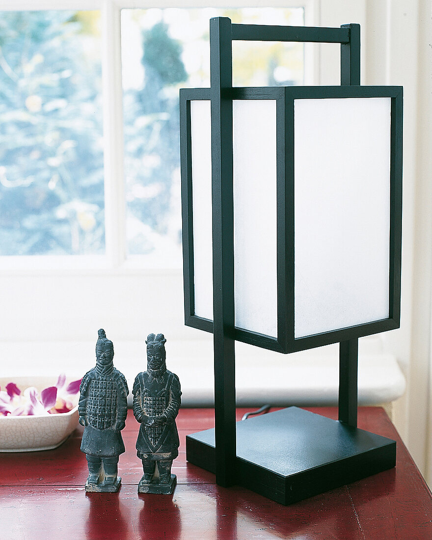 Asia-Lampe aus schwarzem Holz und Papier, strenge Form