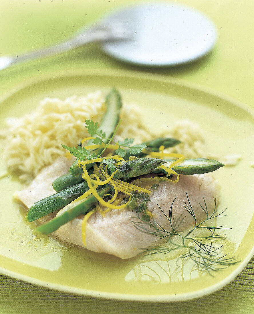 Seelachs in Zitronensoße mit grünem Spargel