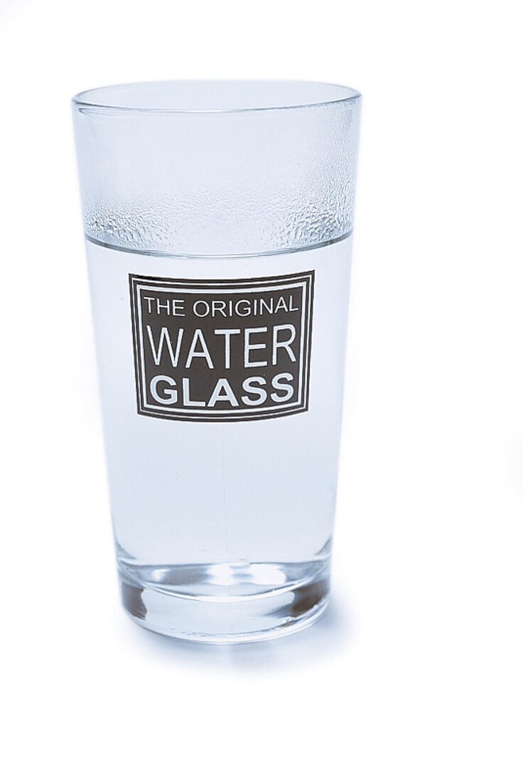 Ein Glas Wasser mit der Aufschrift: "THE ORIGINAL WATER GLASS"