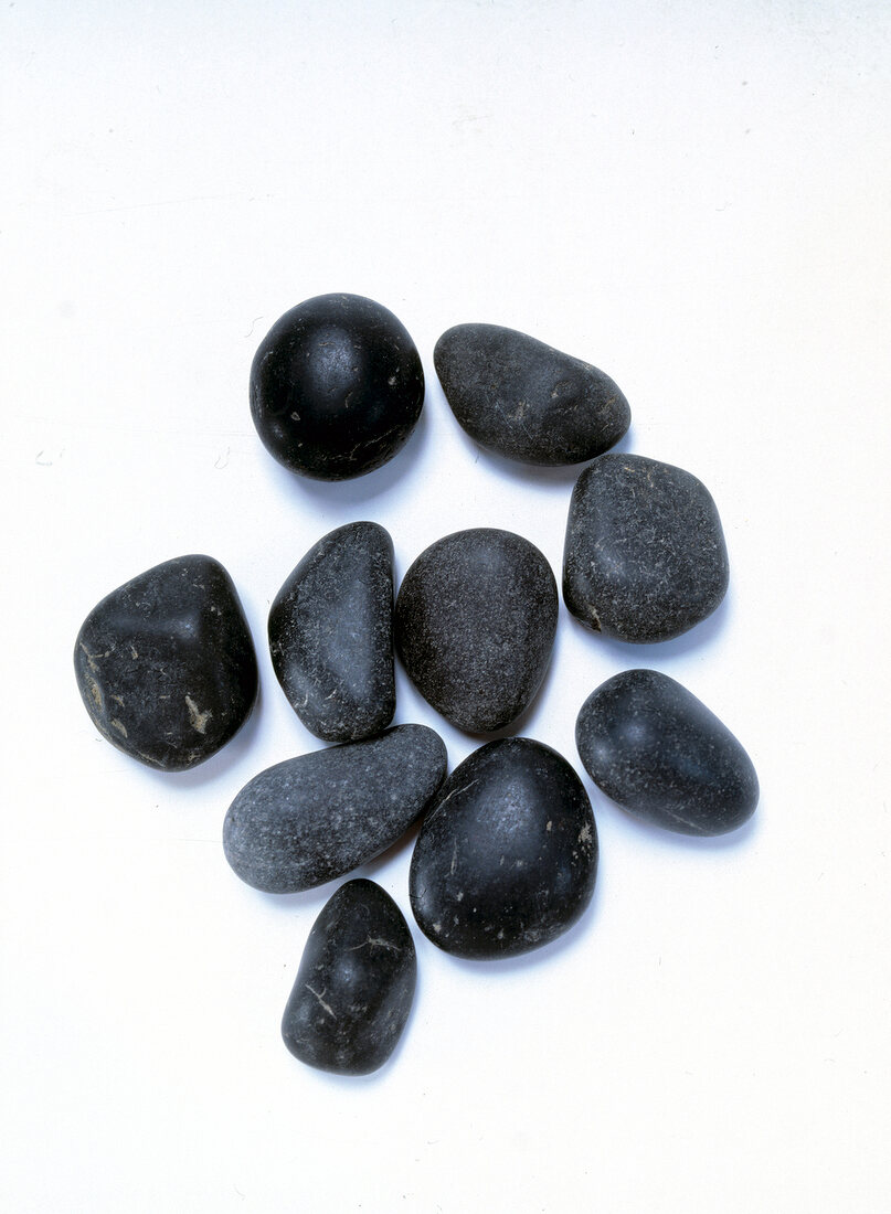 große schwarze Kieselsteine zB. zur "Hot-Stone-Therapy"