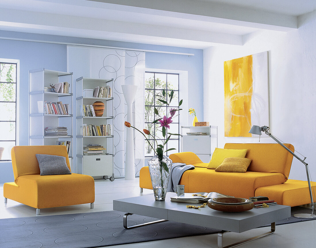 Flexible Möbel, gelbe Sitzmöbel in hellgrauem Zimmer, Wohnzimmer