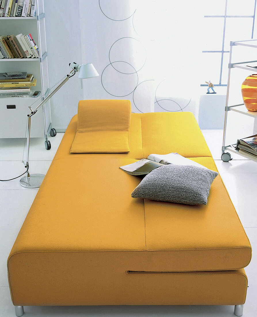 Flexible Möbel, gelbes Gästebett vielfach verstellbar