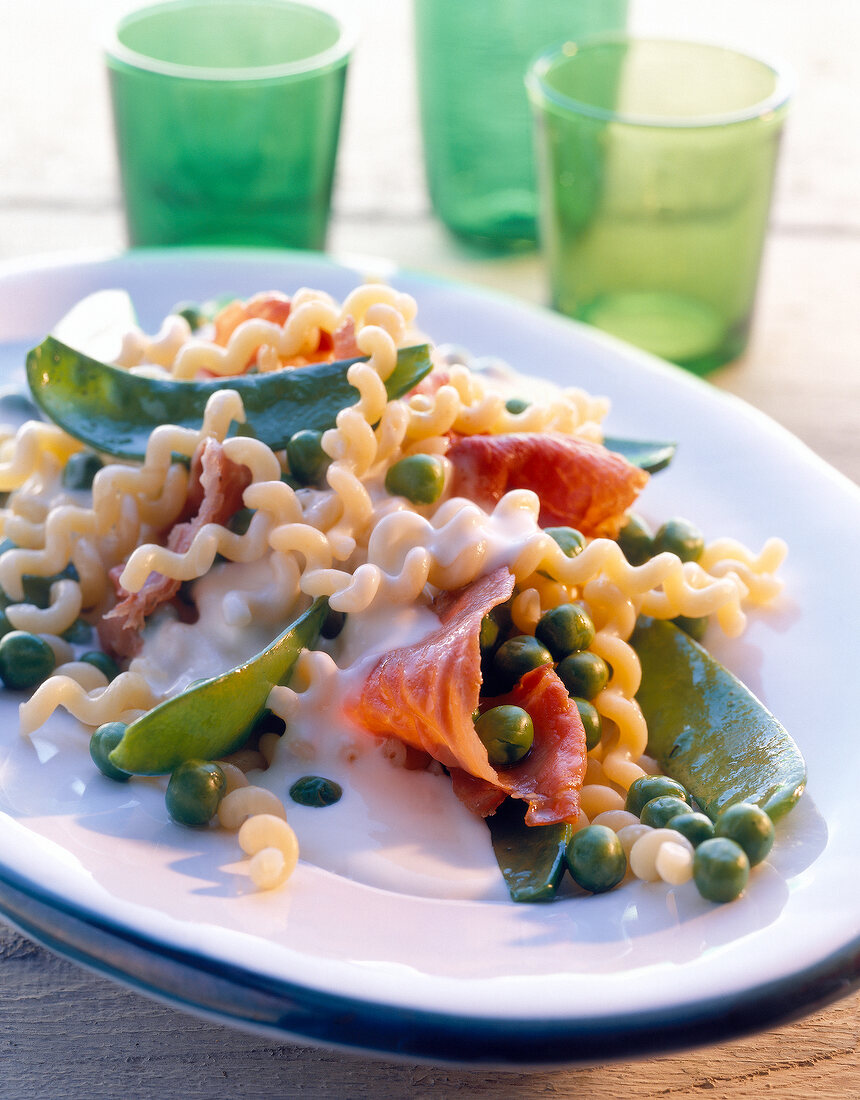 Fusilli in Erbsen-Sahnesoße und Parmaschinken