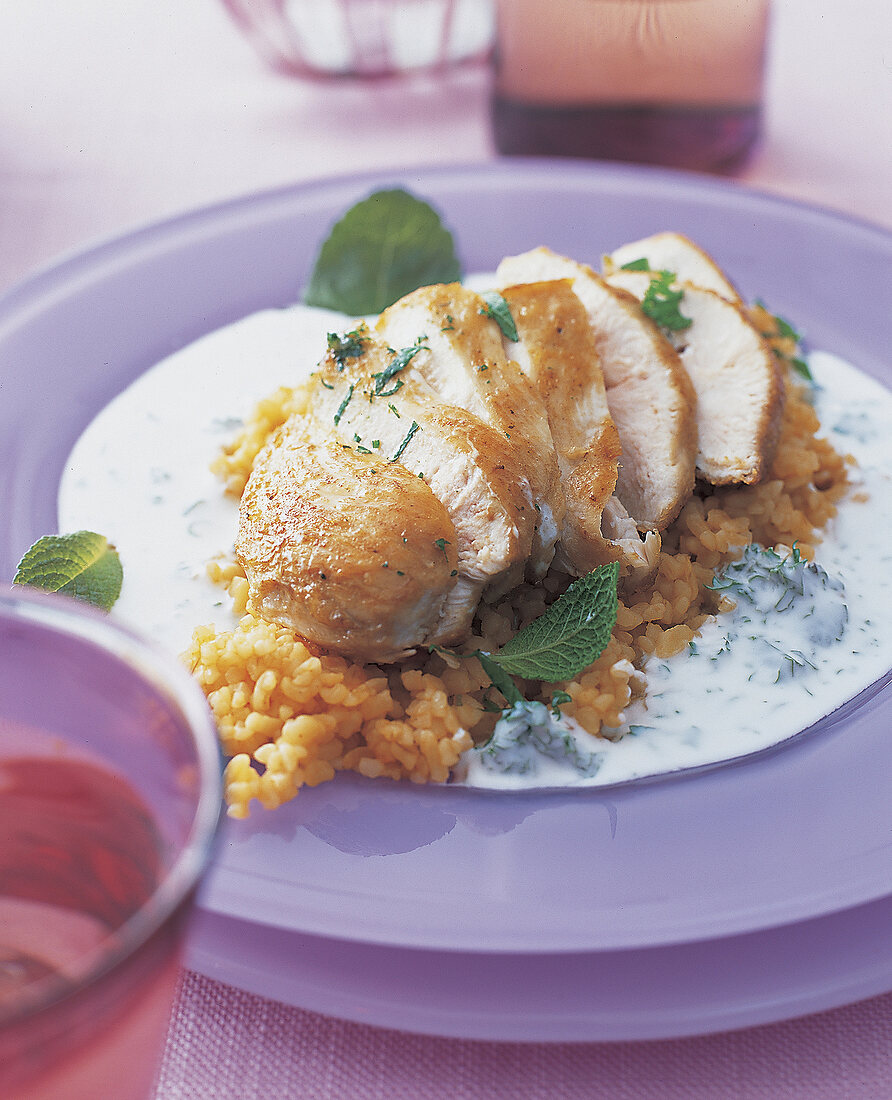 Hühnerbrustfilet mit Bulgur,close-up 