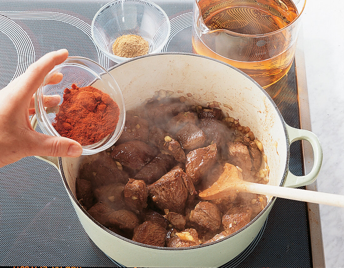 Gulasch mit Paprika würzen.. Nr. 3