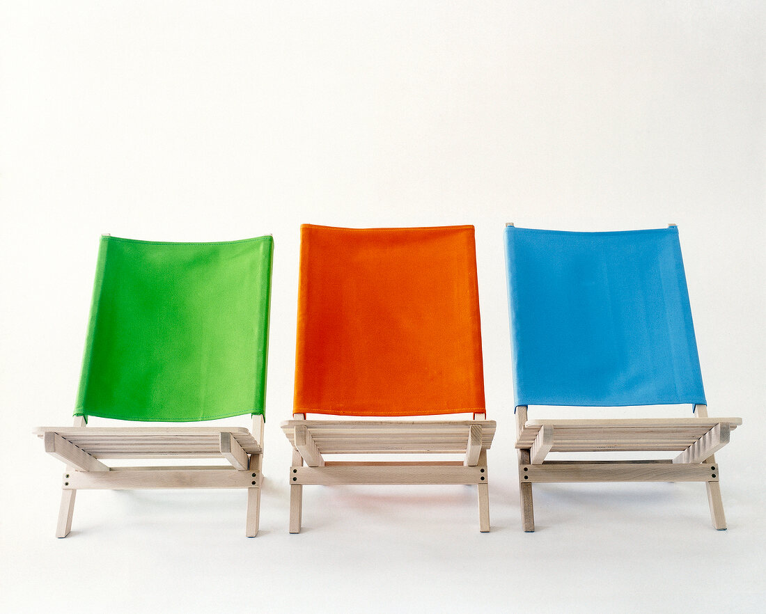 drei Klappstühle aus Buchenholz mit Leinenbezug in Grün, Orange, Blau