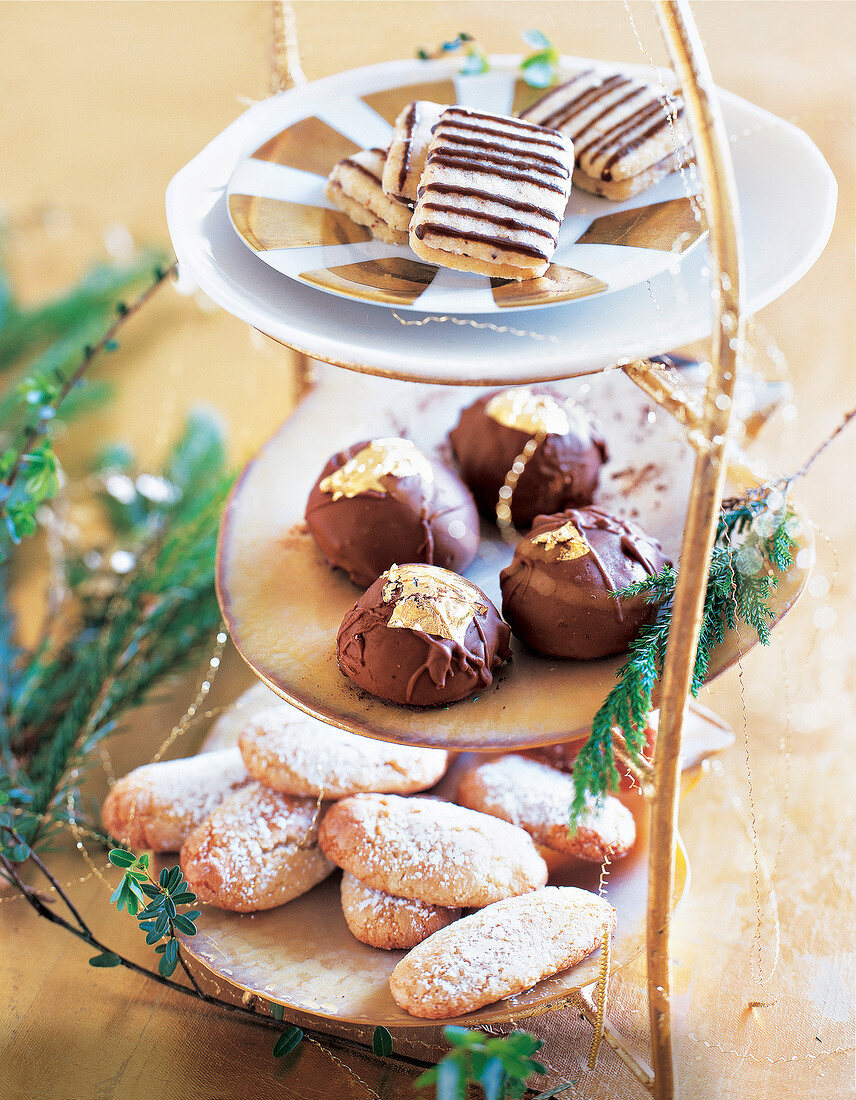 Schokoladen-Schnitten, Bounty-Kugeln , Mandel-Biscotti, weihnachtlich