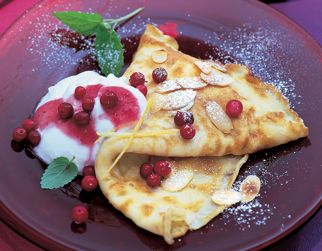 Mandel-Crepes, Crepe mit Preiselbeeren, Mascarpone und Mandeln