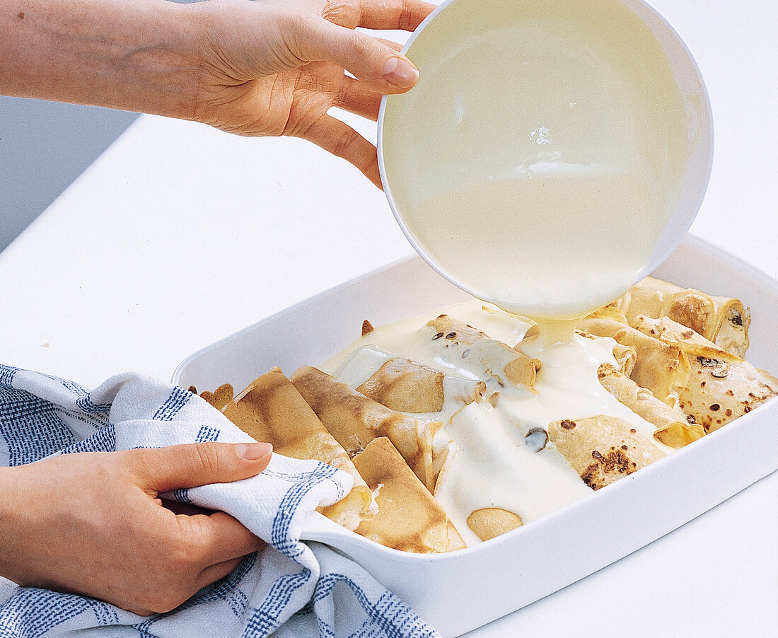 Eiermilch über den Topfen- Palatschinken gießen. Nr. 6