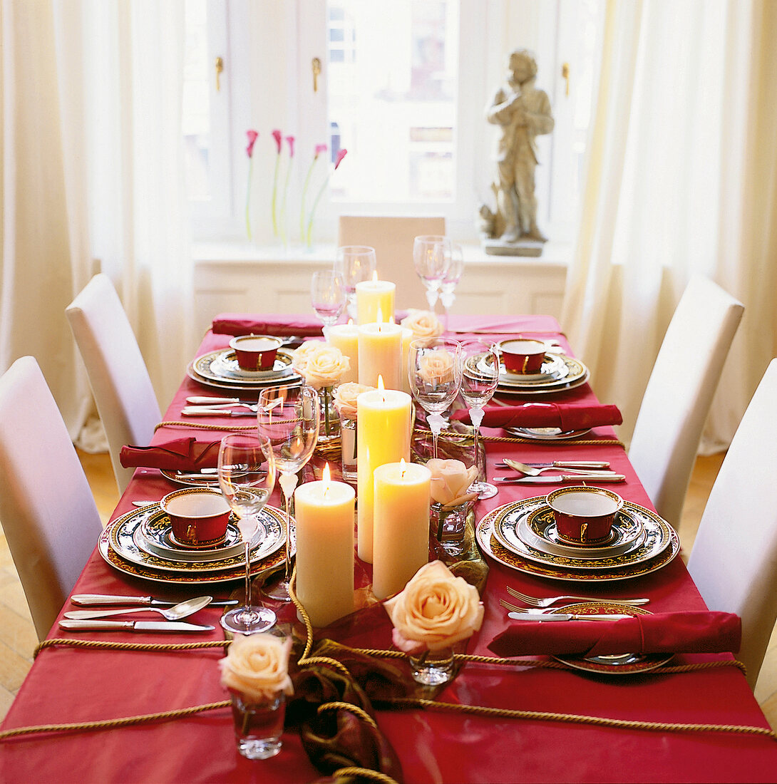 Baroque, festlich gedeckter Tisch in Rottönen, Versace-Service, Kerzen