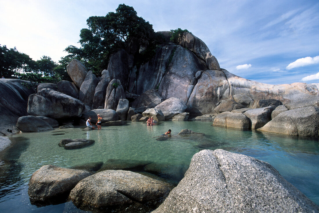 Thailand , Koh Samui, Lamai Beach, Urlauber im Meer vor Felsen