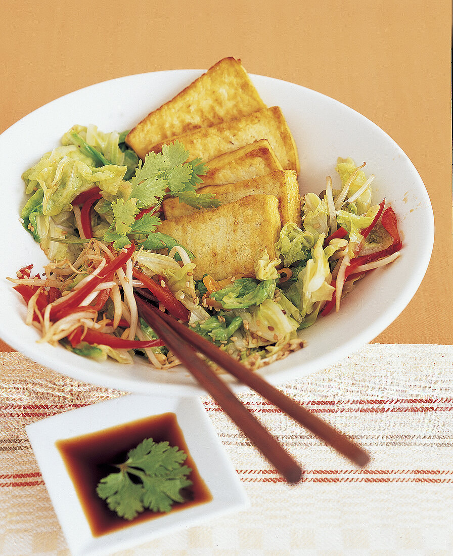 Tofu mit Chinakohl und Sprossen, Stäbchen, Sojasoße, vegetarisch