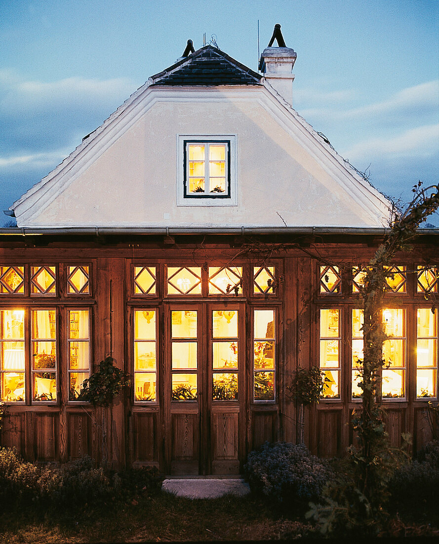Holzhaus, beleuchtet, Abenddämmerung winterlich, Außenansicht