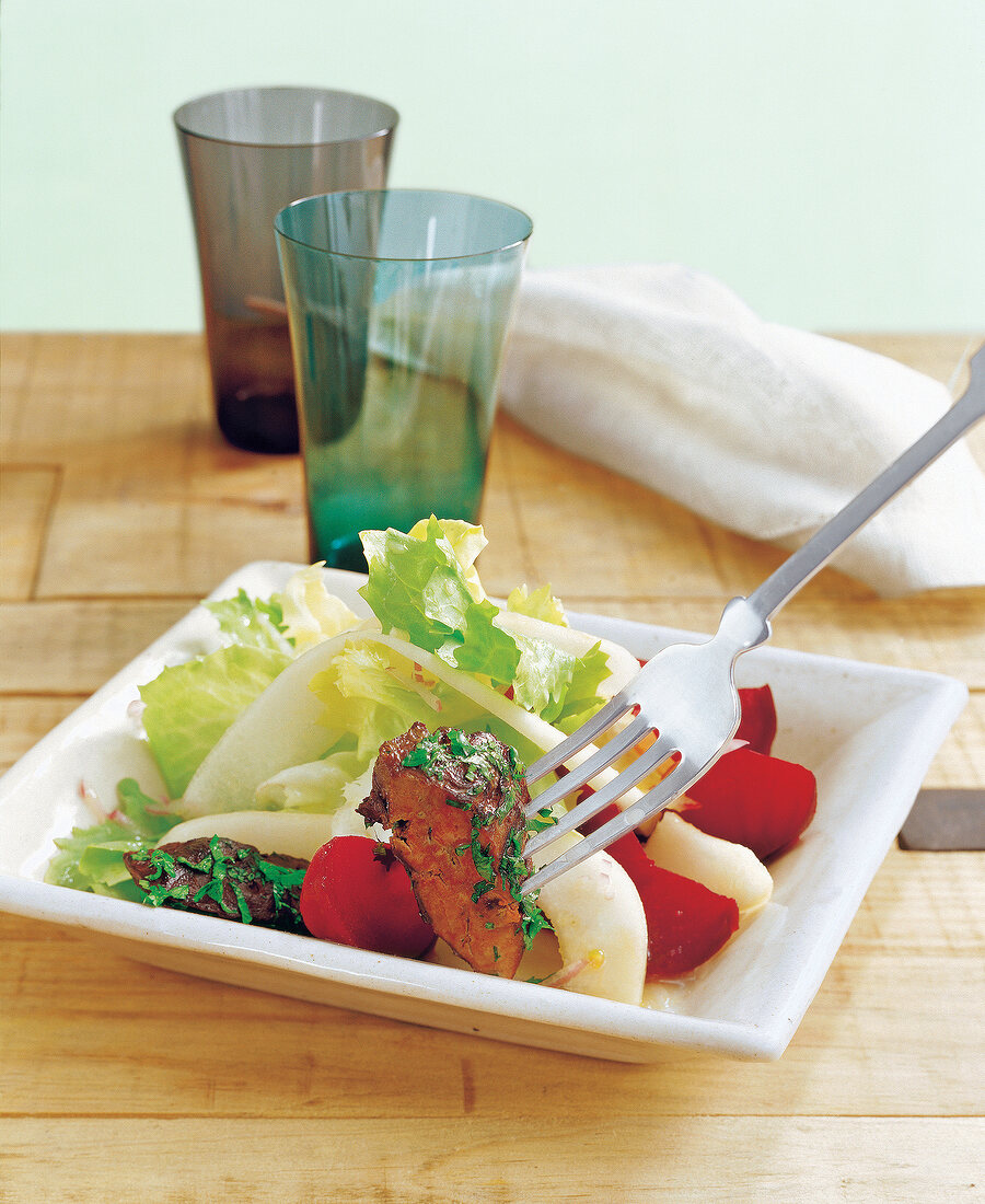 Endiviensalat mit Hähnchenleber, Roter Bete und Birne