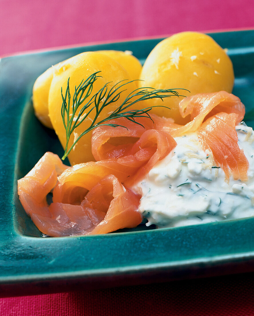 Pellkartoffeln mit Meeretich-Quark und Lachs