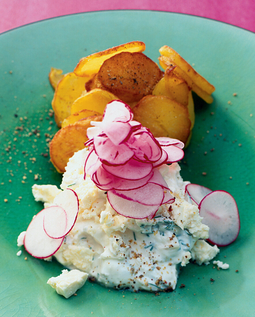 Röstkartoffeln mit Schafskäse-Dip und Radieschen