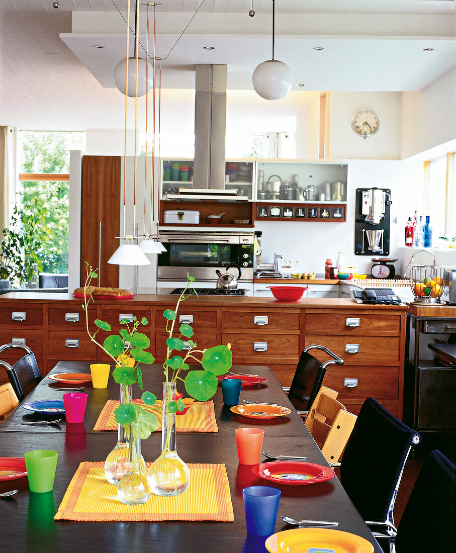 Küche und Essraum, Holzkommode als Raumteiler