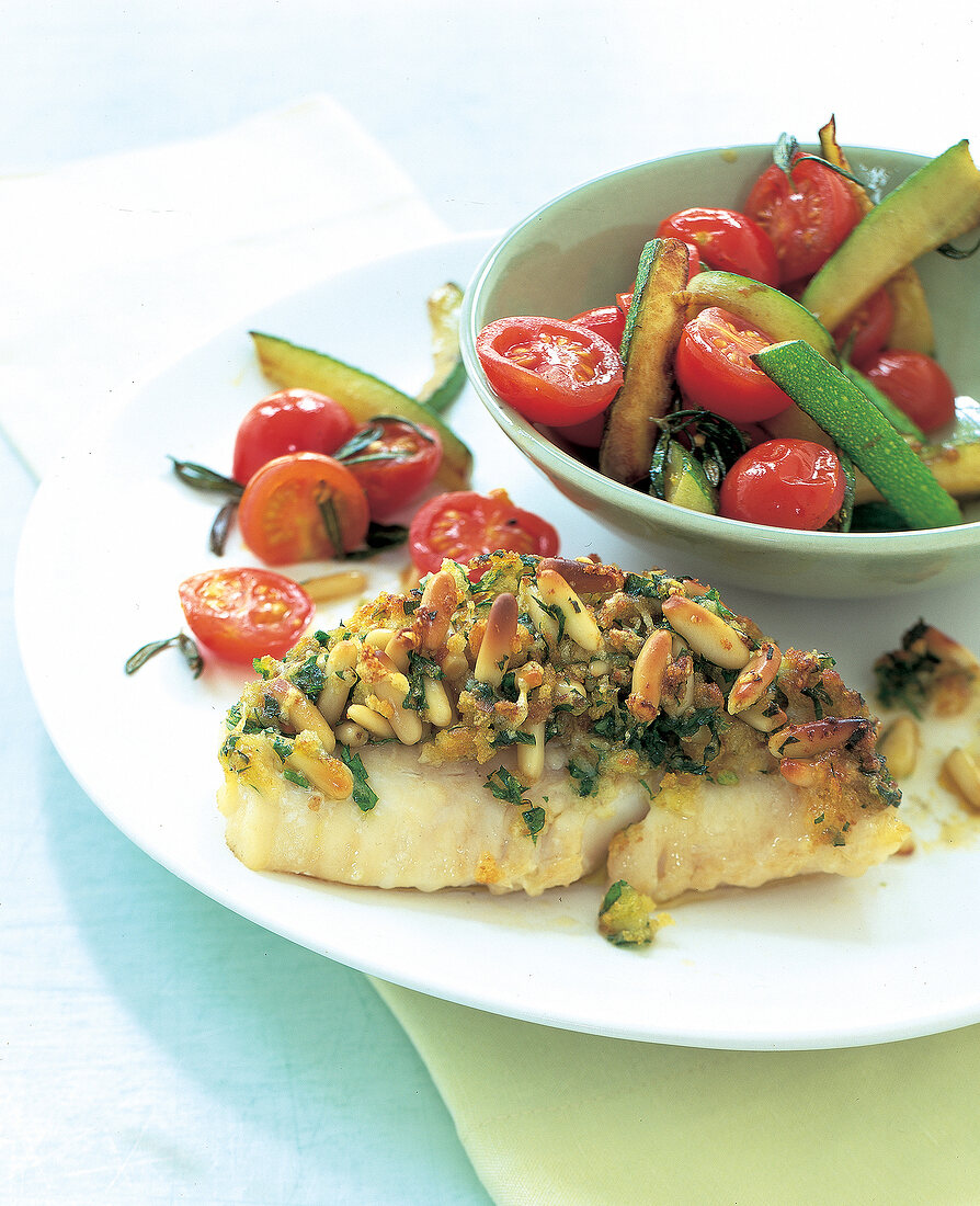 Gratinierter Rotbarsch, Fischfilet, Rotbarschfilet mit Pinienkernen