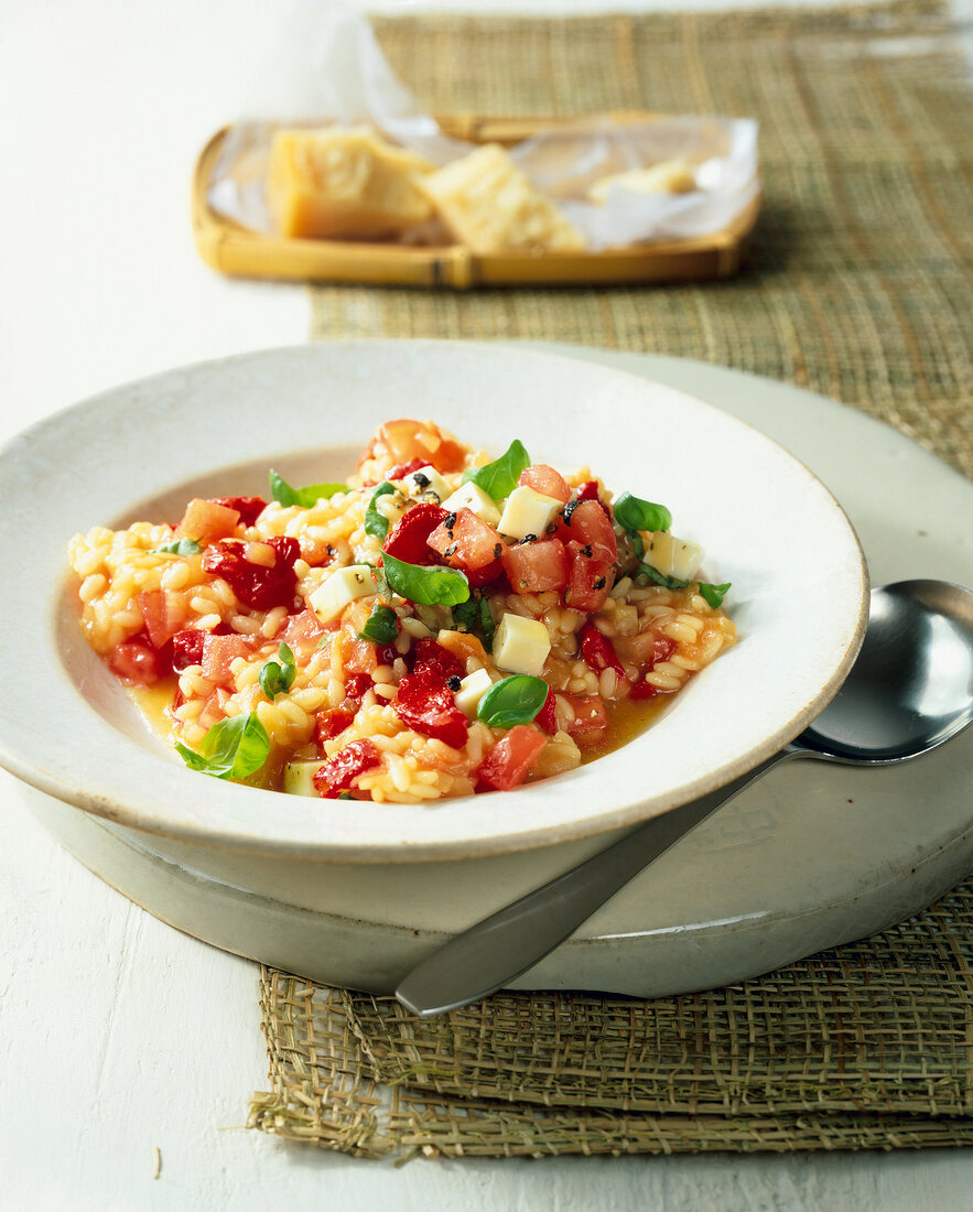 Risotto mit Tomaten, Basilikum, Mozzarella und Parmesan, vegetarisch