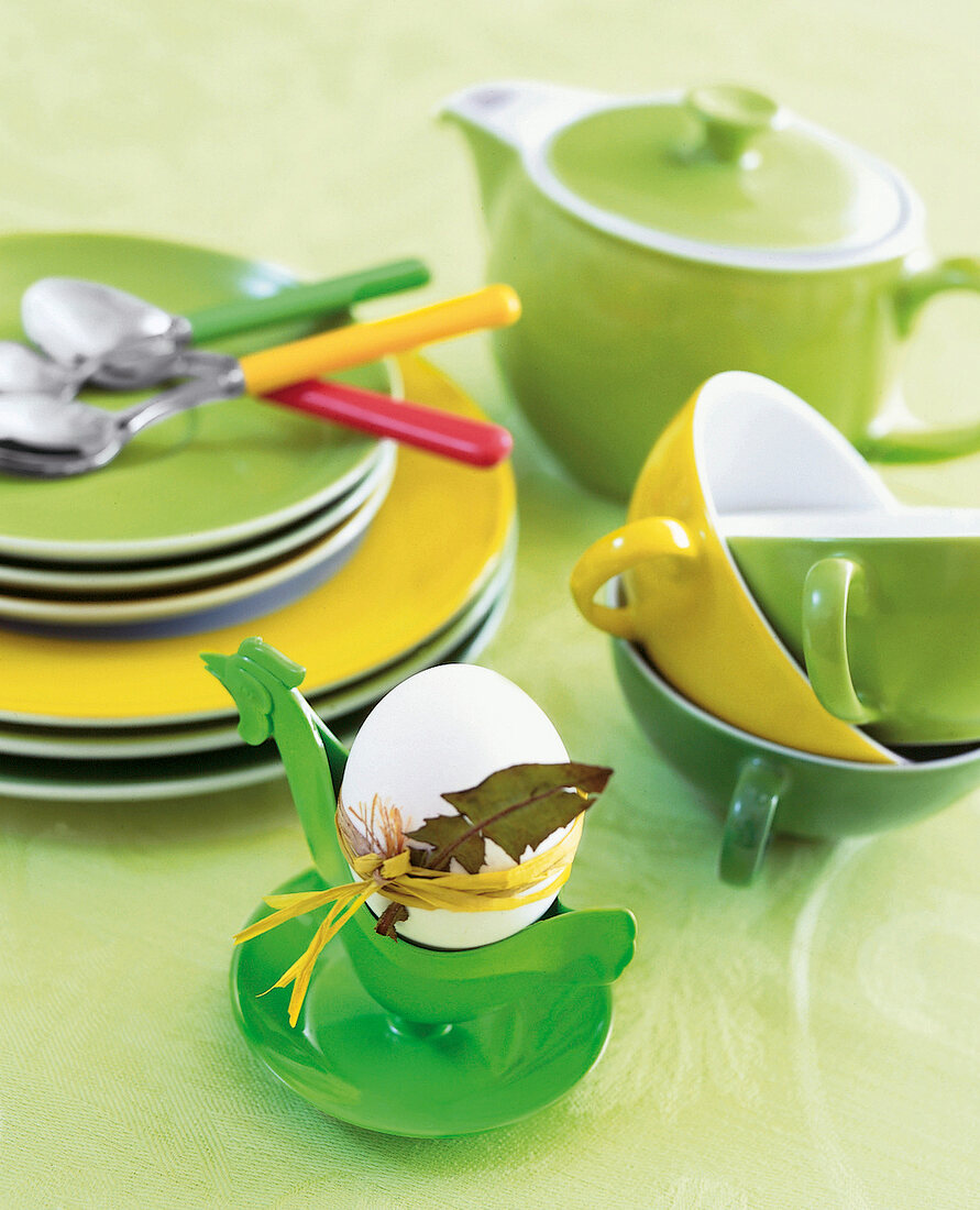 Teller und Tassen in Apfelgrün, Maigrün und Limone