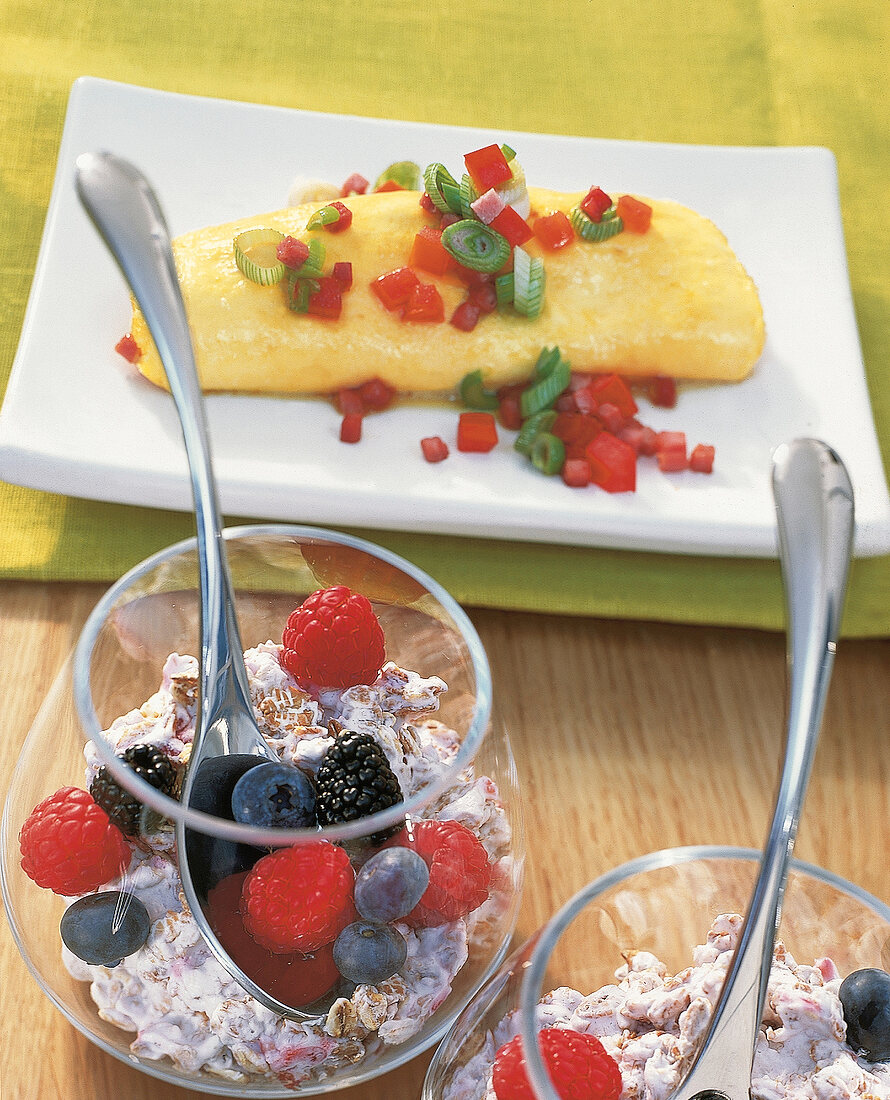 Müsli mit Beeren, Omelett 